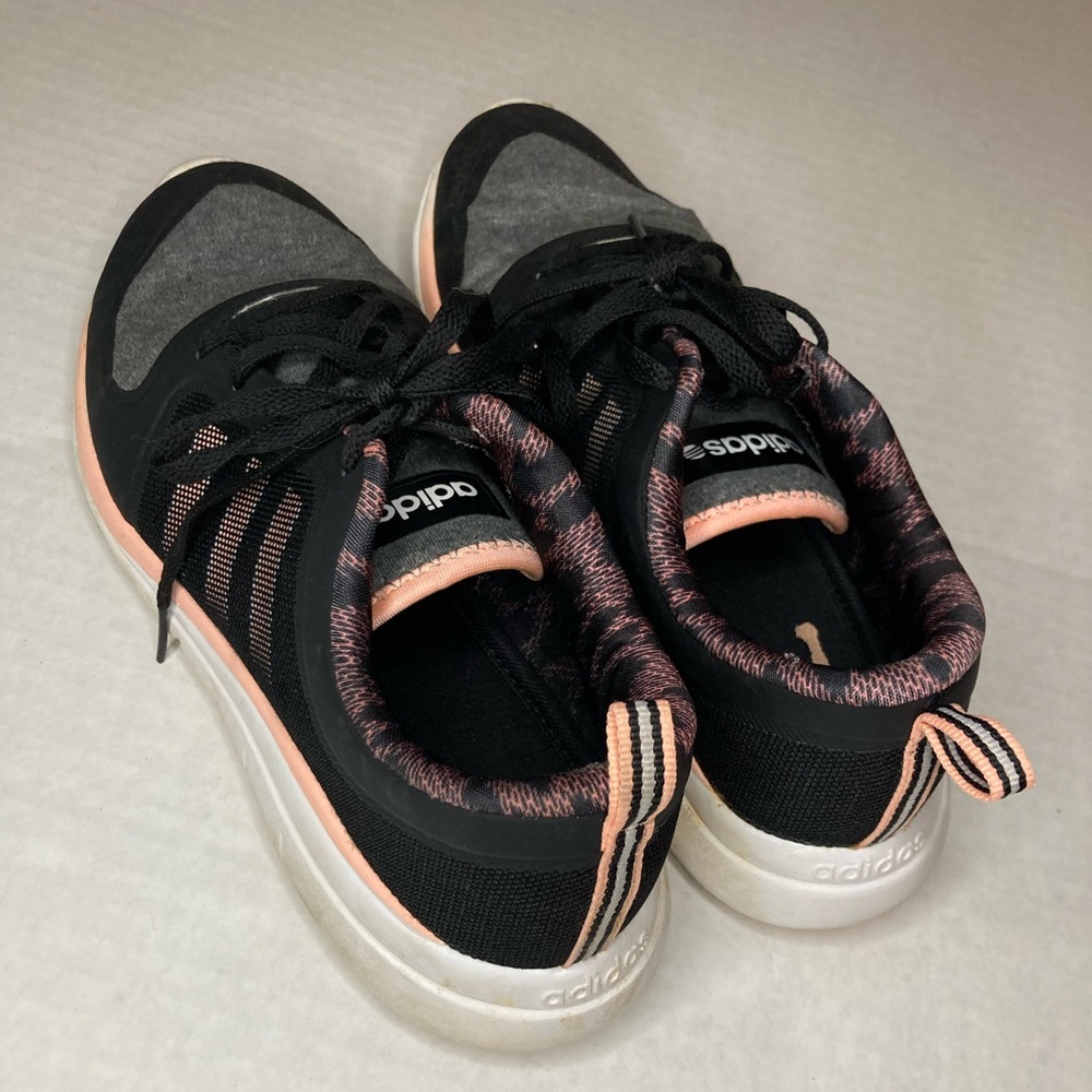 Size 6 womens adidas tennis shoes